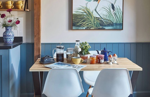 Beckhampton Cottage | THE STABLES, pet friendly, with hot tub in Marlborough, Wiltshire