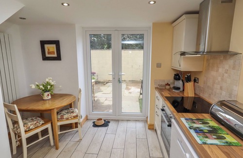 Chester Cottage | THE STABLES, pet friendly, with a garden in Chester