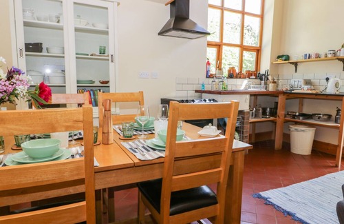 Roos Cottage | THE STABLES, pet friendly, character holiday cottage in Roos