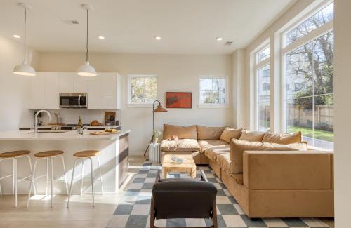 McFerrin Park House | The Stage by AvantStay Chic 4BDR w Covered Balcony Modern Newly Built