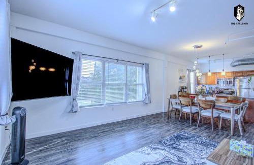 Downtown Memphis Apartment | The Stallion #305 - Walk to Attractions - Modern Spacious 1BD Loft in Memphis Downtown