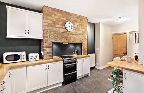 Harrogate Apartment | The Stanley Suite -1 bedroom apt, Harrogate. Free Parking. Garden. Dog Friendly.