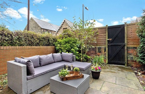 Harrogate Apartment | The Stanley Suite -1 bedroom apt, Harrogate. Free Parking. Garden. Dog Friendly.