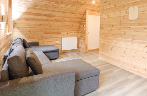 Newmarket Cottage | THE STAR AT LIDGATE CABIN 1, pet friendly, with a garden in Cheveley