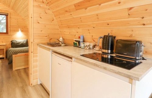 Newmarket Cottage | THE STAR AT LIDGATE CABIN 1, pet friendly, with a garden in Cheveley