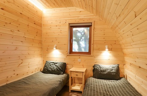 Newmarket Cottage | THE STAR AT LIDGATE CABIN 1, pet friendly, with a garden in Cheveley