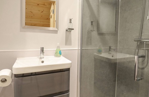 Newmarket Cottage | THE STAR AT LIDGATE - CABIN 2, pet friendly in Cheveley