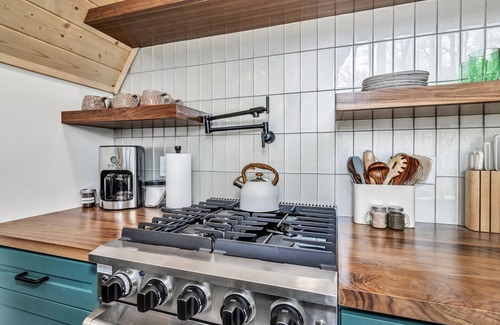 Swannanoa House | The StAy FrAme- BRAND NEW, sauna, hot tub