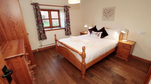 Margam Apartment | The Stone Barn Cottage with Hot Tub