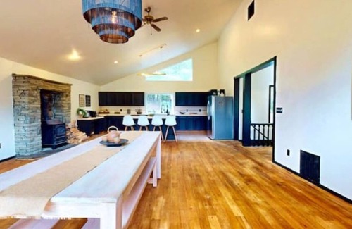 Pond Eddy House | The Stone Mason - Large Modern Home - 2 Hrs from NYC
