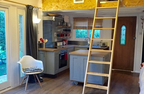 Basingstoke Cottage | The Studio a lovely tiny house retreat in the centre of Basingstoke