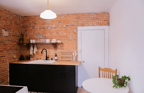 Holland Apartment | The Studio at Blackberry Manor