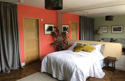 Kendal House | "The Studio" Contemporary studio with organic swimming pool