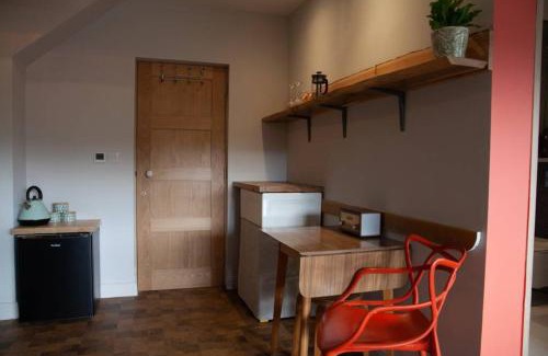 Kendal House | "The Studio" Contemporary studio with organic swimming pool