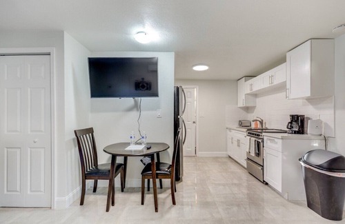River Oaks House | The Studio in The Oaks near the cruise & airport - By Avi