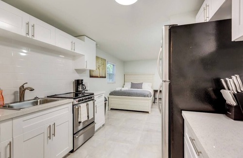 River Oaks House | The Studio in The Oaks near the cruise & airport - By Avi