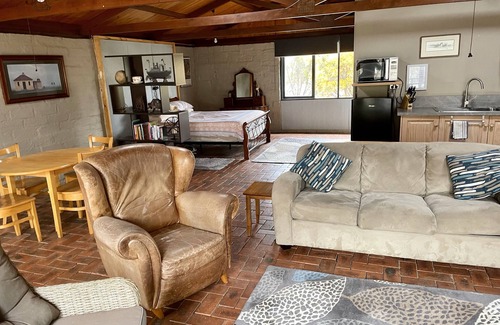 Axe Creek Apartment | The Studio under the gum tree.