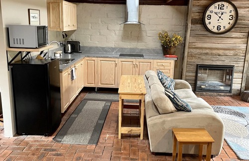 Axe Creek Apartment | The Studio under the gum tree.