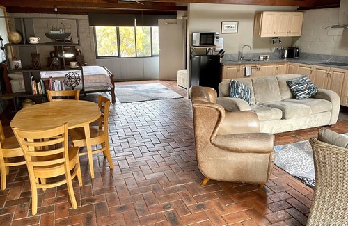 Axe Creek Apartment | The Studio under the gum tree.