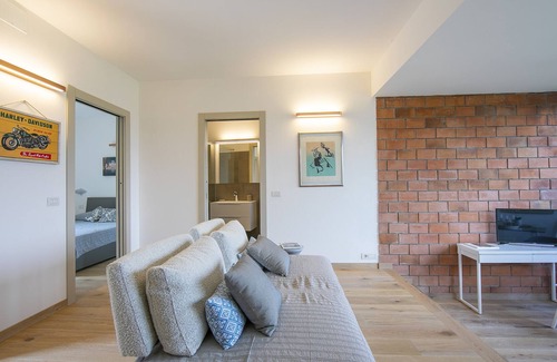Cerro Apartment | The Stylish Flat 900m from Cerro Beach, Laveno Mombello, Italy