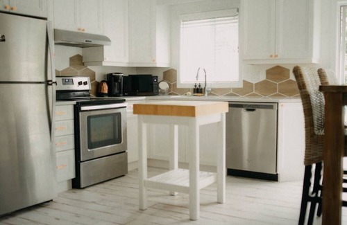 Bayfield Cottage | The Sugar Shack family retreat w arcade & hot tub. Walk to Main St. and Beach