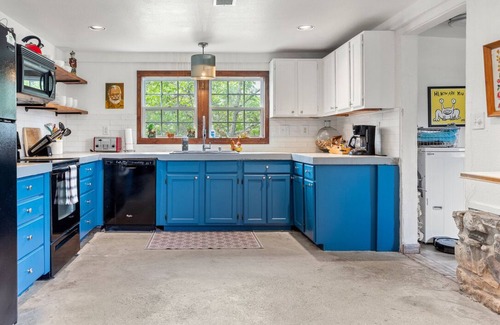Dripping Springs Cabin | The Sugar Shack- country cabin with dark skies!