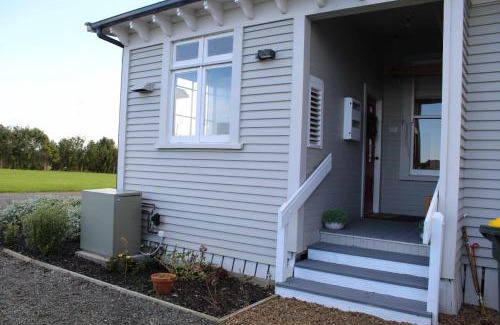 Clarks Beach Apartment | The Suite - Huntly House
