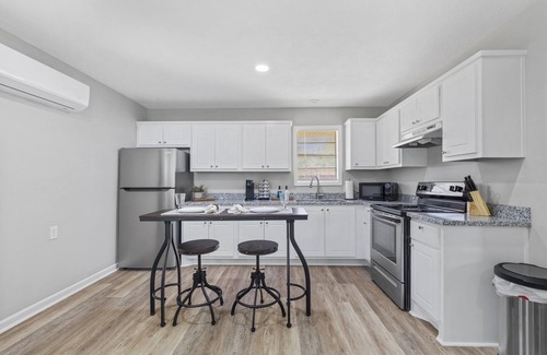 Sulphur Apartment | The Suite Spot 6 - minutes to casinos
