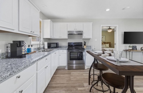 Sulphur Apartment | The Suite Spot 6 - minutes to casinos