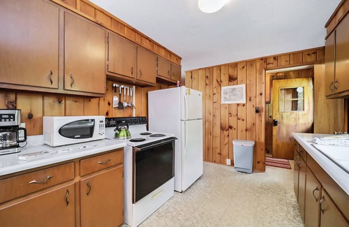 Interlochen House | The Summer Cabin | Lakefront house in Interlochen with private beach access