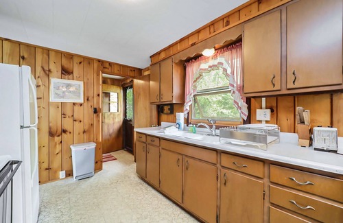 Interlochen House | The Summer Cabin | Lakefront house in Interlochen with private beach access