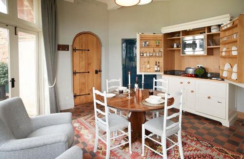 Eaton Mascott House | The Summer House