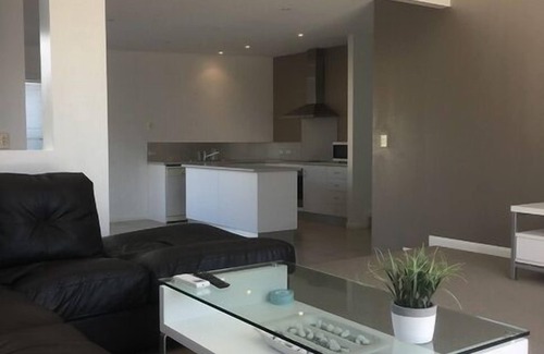 Bridport House | The Summer House- sunshine close to the beach