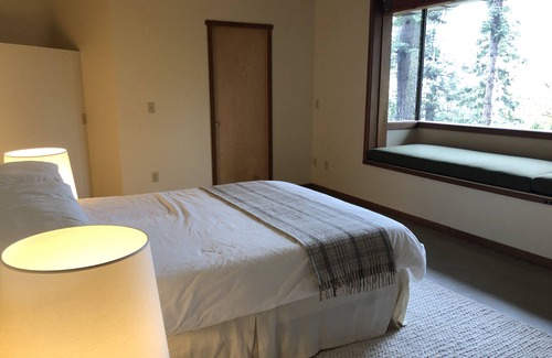 Pine Cove House | The Summer Solstice House-Cal-Zen, Hot-Tub and Sunsets.