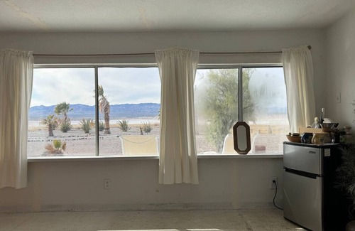 Tecopa Apartment | The Sun Room at Lake Tecopann