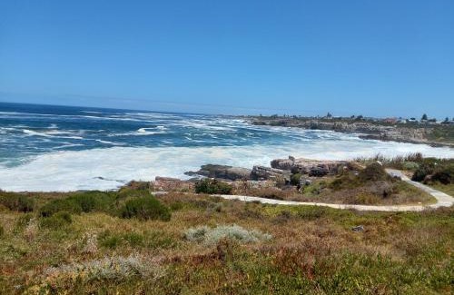 Hermanus City-Centre Apartment | The Sun, Whales & Waves - Seafront Apartment