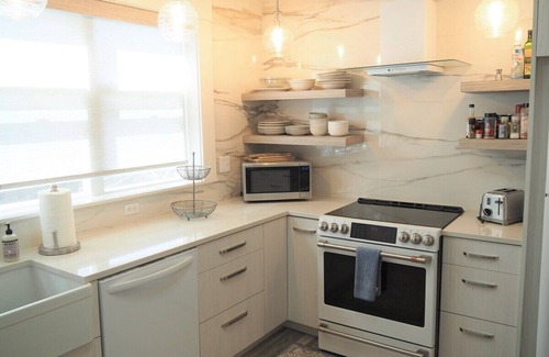 Frankfort House | The Sundowner - Gorgeous Victorian Home Just 1 Block from Beach and Downtown!
