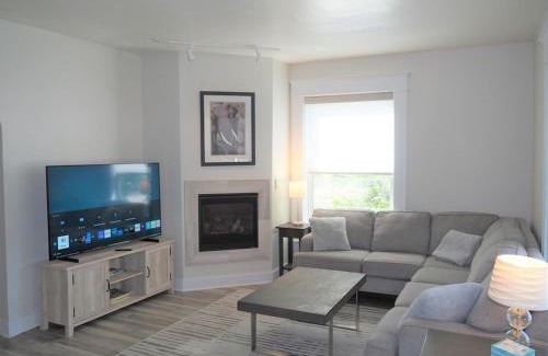 Frankfort House | The Sundowner - Gorgeous & Great Location!