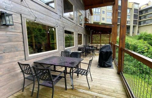 Chalet Village House | The Sundrop - Pool Table, Arcade Games, Outdoor Hot Tub, + Resort Access