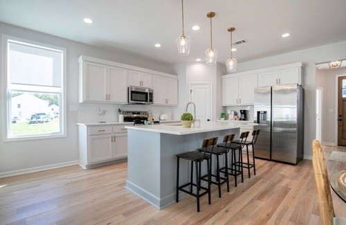 Oxford House | The Sunflower, 4BR Luxe Stay by Velvet Ditch Villas