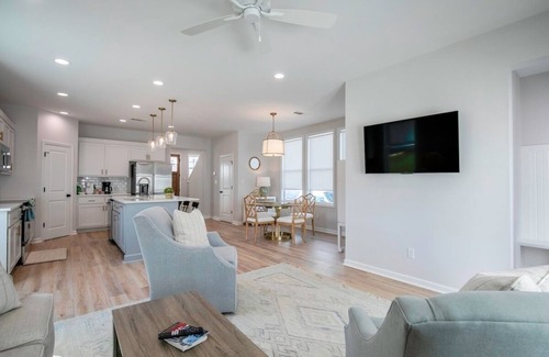 Oxford House | The Sunflower, 4BR Luxe Stay by Velvet Ditch Villas
