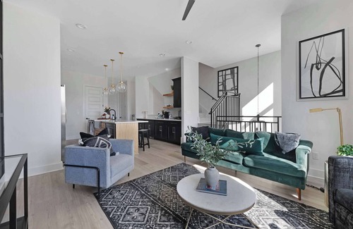 Maxwell House | The Sunflower - Mins to Broadway & Rooftop Patio!