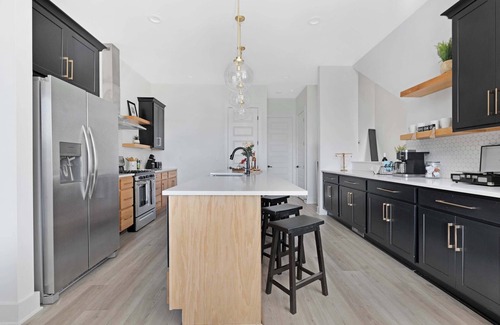 Maxwell House | The Sunflower - Mins to Broadway & Rooftop Patio!