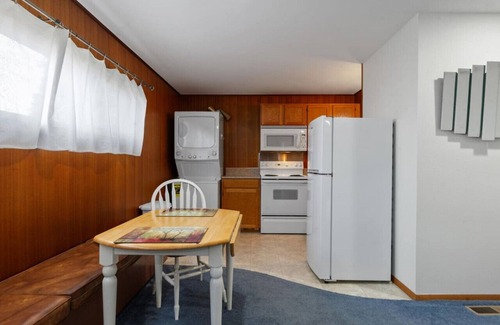 Friendly Apartment | The Sunflower Studio:2.2 mi to UO/3.5 mi to Autzen