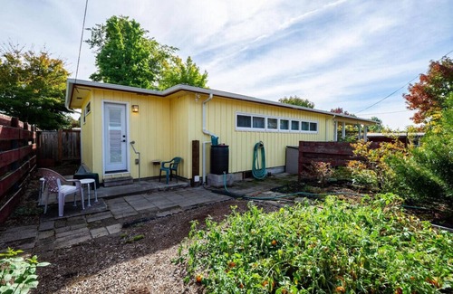 Friendly Apartment | The Sunflower Studio:2.2 mi to UO/3.5 mi to Autzen