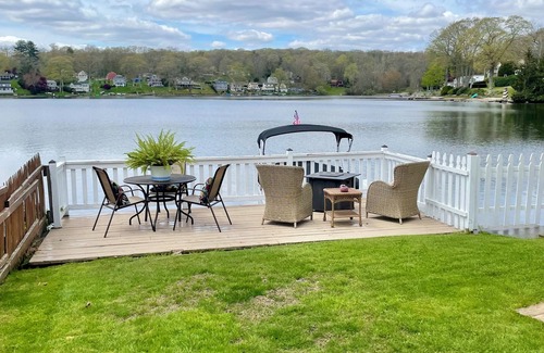 Coventry Lake House | The Sunny Cove Cottage on Coventry Lake