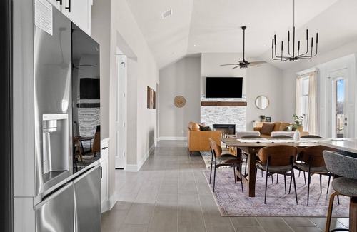 Elmo House | { The Sunrise Acre } 3 King Beds, Family Amenities