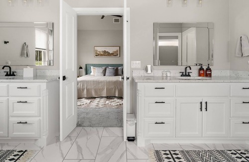 Elmo House | { The Sunrise Acre } 3 King Beds, Family Amenities