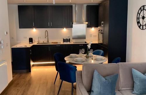 Harlow Apartment | The Sunrise Den-Lovely 2 bedroom apartment/Parking