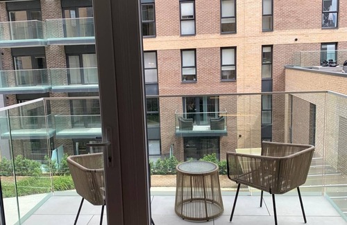 Harlow Apartment | The Sunrise Den-Lovely 2 bedroom apartment/Parking